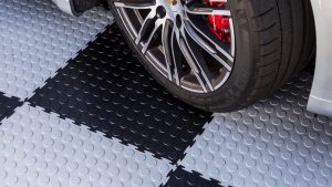 Резиновая плитка для гаража: практичное решение